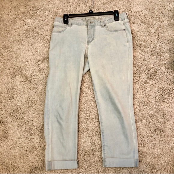 Jennifer Lopez Lightwash Cropped Jeans - Picture 1 of 2